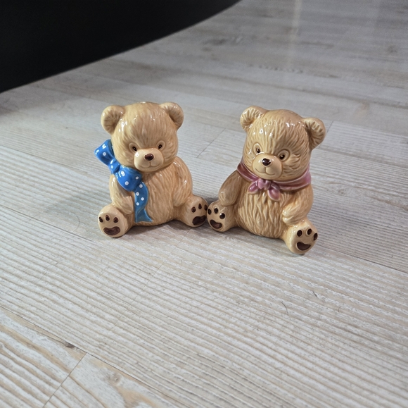 Vintage Ceramic Bear Salt & Pepper Shakers with Bows - Picture 1 of 5
